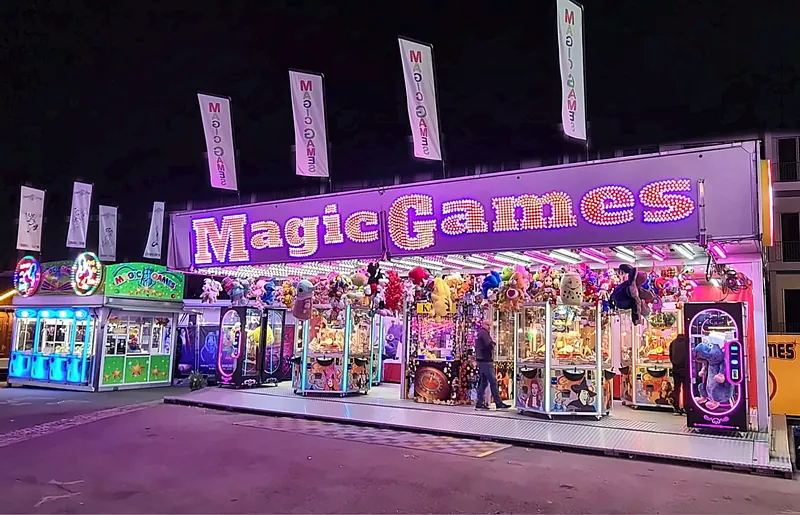 Magic Games bei Nacht: violett leuchtende Front, der Schriftzug aus hunderten Glühbirnen.