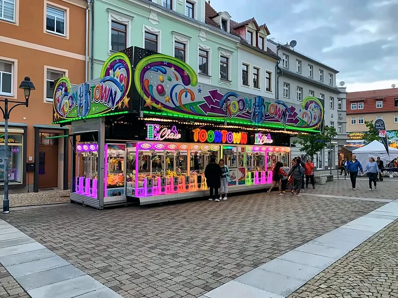 Toon Town bei Tag auf einem gepflasterten Marktplatz vor Altstadthäusern.